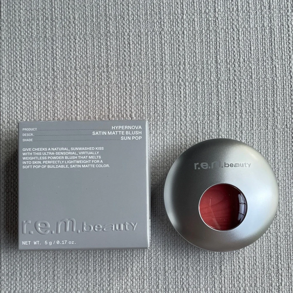 r.e.m. beauty Hyphenova Satin Matte Blush - Sun Pop